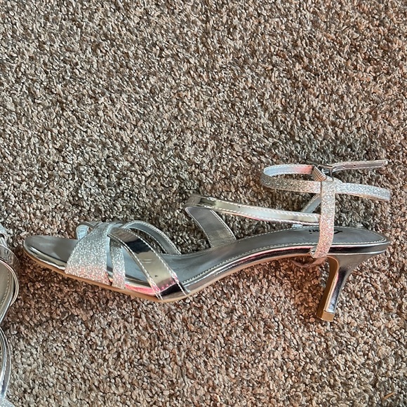Silver Heels - Picture 6 of 8